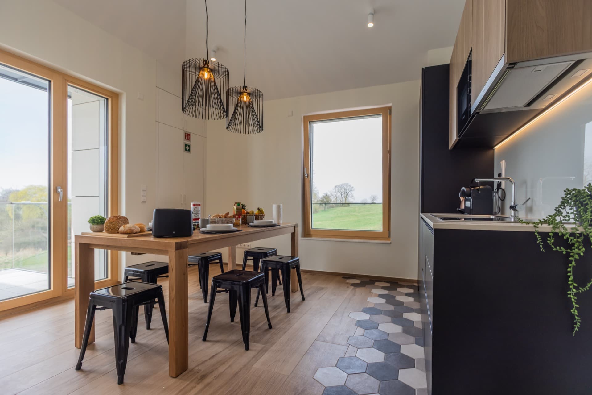 Fully equipped kitchen with a view towards the Maddow. Appliances and cooking devices included.